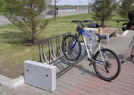 ВП-17 Велопарковка из камня и металла на 5 мест