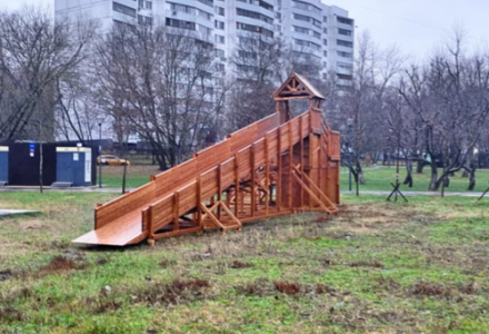 Зимняя деревянная заливная горка «Морозко» длиной 12 м (с хозблоком)