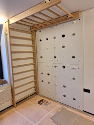 Стенка с рукоходом из дуба и скалодром