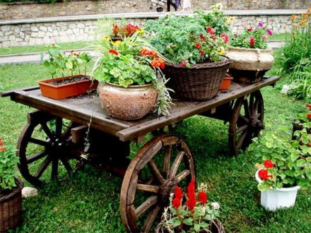 Телега плоская для дачи под цветы с деревянными колесами