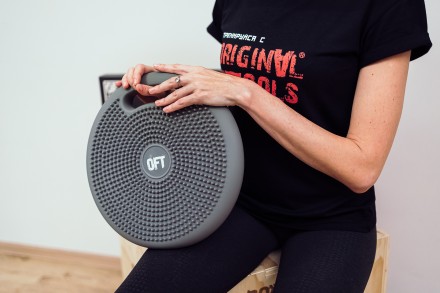 Массажно-балансировочная подушка с ручкой серая в комплекте с насосом