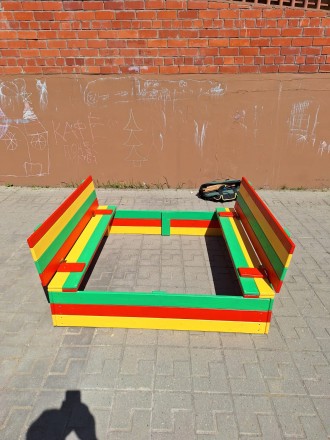 Песочница с крышкой Ладошки цветная