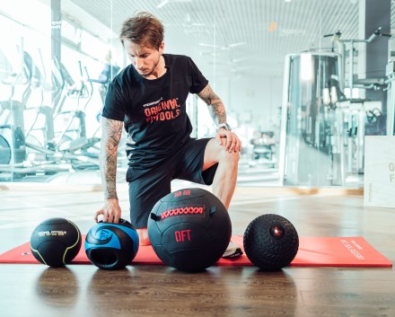 Мяч тренировочный (медицинбол) с хватами, 4 кг