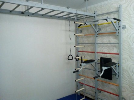 Сдвоенная стенка с рукоходом и цветными перекладинами