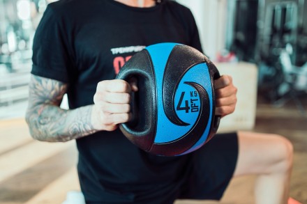 Мяч тренировочный (медицинбол) с хватами, 9 кг